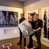 Christian Kordas, Frauke Barta und Christian Dox stehen vor Kunstwerken in der Markenbude in Recklinghausen.