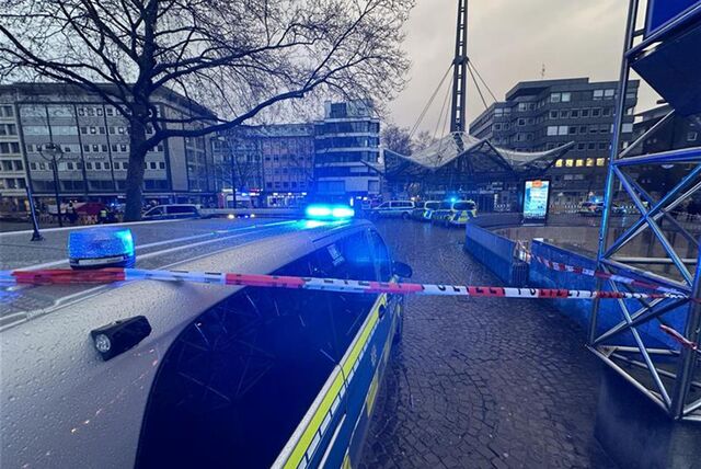 Polizeiwagen an der Reinoldikirche in Dortmund.
