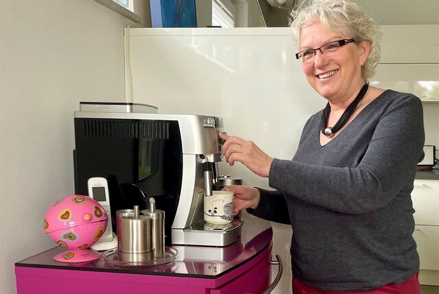 Cornelia Tollkamp-Schierjott bedient einen Kaffee-Automaten.
