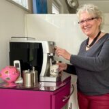 Cornelia Tollkamp-Schierjott bedient einen Kaffee-Automaten.