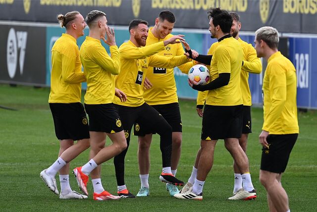 Mats Hummels hält einen Ball in der Hand.