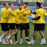 Mats Hummels hält einen Ball in der Hand.