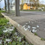 Glassplitter an einer Stadtbahnhaltestelle in Dortmund