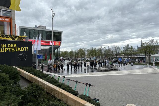 Vor dem BVB-Fanshop an der Katharinentreppe in Dortmund hat sich eine lange Warteschlange gebildet.