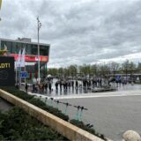 Vor dem BVB-Fanshop an der Katharinentreppe in Dortmund hat sich eine lange Warteschlange gebildet.