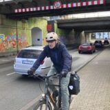 Christoph Wiemers will an der Sinsener Bahnunterführung nicht auf der stark befahrenen Straße fahren.