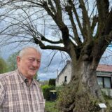 Bruno Oelmann vor der Linde auf dem Stiftsplatz Flaesheim