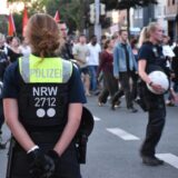 Polizeibeamte und Polizeibeamtinnen sichern einen Demonstrationszug in Dortmund.