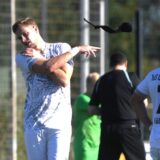 Fußball Landesliga 4 24. September 2023, TuS 05 Sinsen – TSG Dülmen 1:5. Marius Speker wirft die Spielführerbinde weg. Der Sinsener Kapitän sah wegen Reklamierens in der zweiten Halbzeit die Ampelkarte.