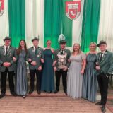 Der Henrichenburger Kaiser-Thron 2023 beim Schützenfest in Horneburg: Kaiser Dennis Pieper (6.v.l.) und Ann-Kathrin Ehm (7.v.l.) begleitet vom Prinzgemahlpaar Maurice Kerschner (4.v.l.) und Anna Beckmann (5.v.l.). Die beiden Thronpaare sind Mike Knochenhauer (2.v.l.) und Lisa Hipler (3.v.l.) sowie Marius Debler (r.) und Hannah Wiesmann (8.v.l.). Mit auf dem Foto: Kaiseradjutant Daniel Baak (l.).