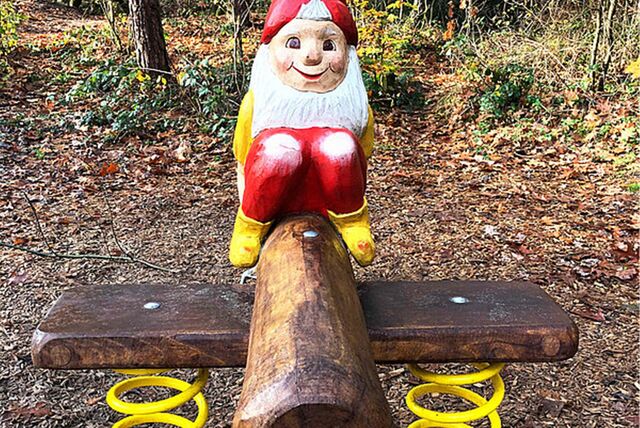 Wippe aus Holz mit einem großen Zwerg in der Mitte