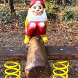 Wippe aus Holz mit einem großen Zwerg in der Mitte