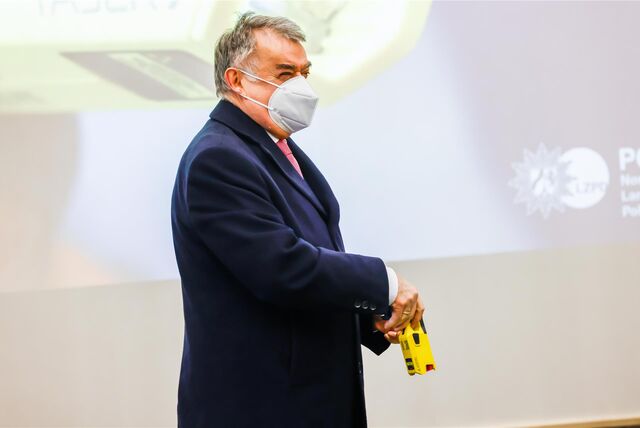 Minister Herbert Reul hat im Januar 2021 die Elektro-Taser der Polizei vorgestellt.