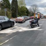 Zwei Motorräder stehen an der Hertener Kaiserstraße auf dem Bürgersteig. Die Feuerwehr hat ausgelaufene Flüssigkeiten mit Bindemitteln ausgestreut.