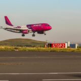 Eine Wizz-Air-Maschine landet am Flughafen Dortmund.