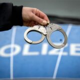 Polizist hält Handschellen hin