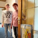 Beatrix Rode und ihr Sohn Dennis stehen an der zerstörten Wohnungstür