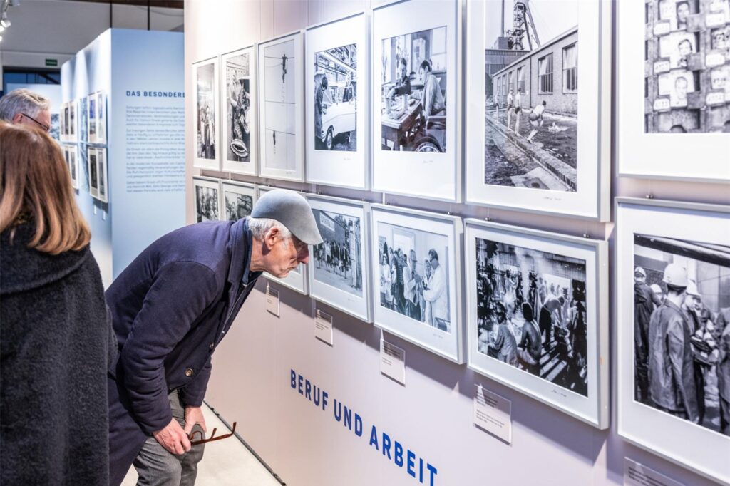 Das LWL-Museum Schiffshebewerk Henrichenburg bietet eine Führung durch die Ausstellung „Täglich Bilder fürs Revier“ mit Fotografien von Helmut Orwat an Das LWL-Museum Schiffshebewerk Henrichenburg bietet eine Führung durch die Ausstellung „Täglich Bilder fürs Revier“ mit Fotografien von Helmut Orwat an