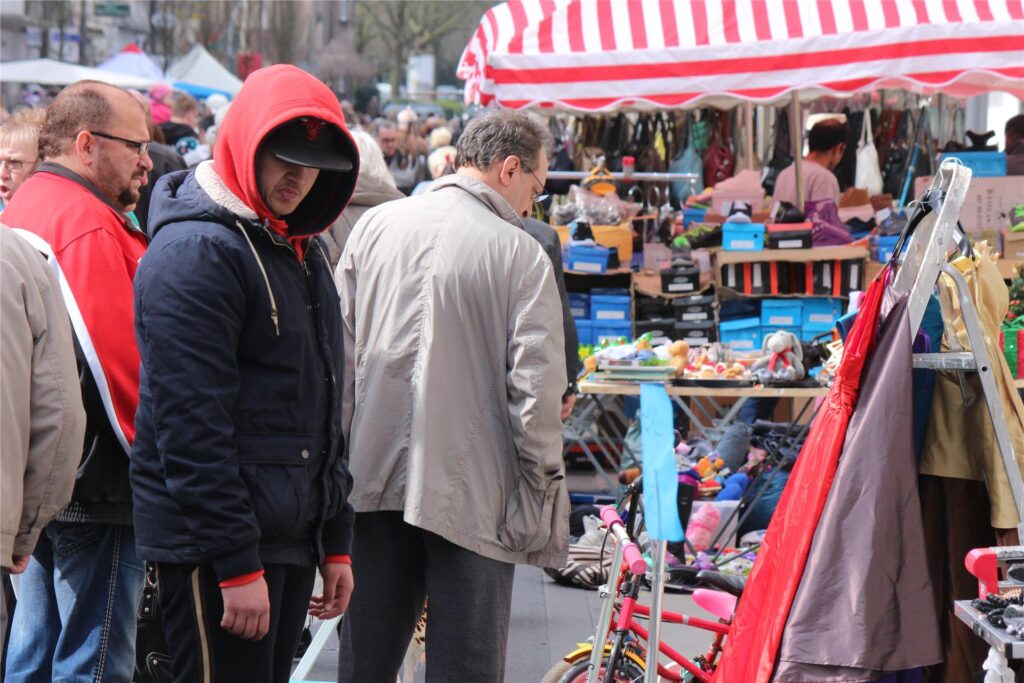 Auf der Langen Straße in Castrop-Rauxel-Habinghorst findet am Sonntag wieder der beliebte Trödelmarkt statt. Auf der Langen Straße in Castrop-Rauxel-Habinghorst findet am Sonntag wieder der beliebte Trödelmarkt statt.