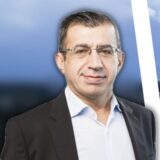 Zu sehen ist ein Portraitfoto von Prof. Dr. Ahmet Toprak. Er lehrt angewandte Sozialwissenschaften an der Fachhochschule Dortmund. Außerdem ist die Notunterkunft für Geflüchtete an der B235 in Castrop-Rauxel zu sehen.