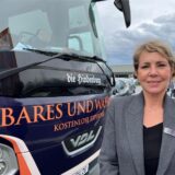 Irina Wirtz-Ioannidis steht vor dem Bus „Hindenburg“ des Unternehmens „Bares und Wahres“.