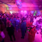 Party mit Tanz in der Scheune bei Bauer Südfeld. Licht ist in pink gehalten.