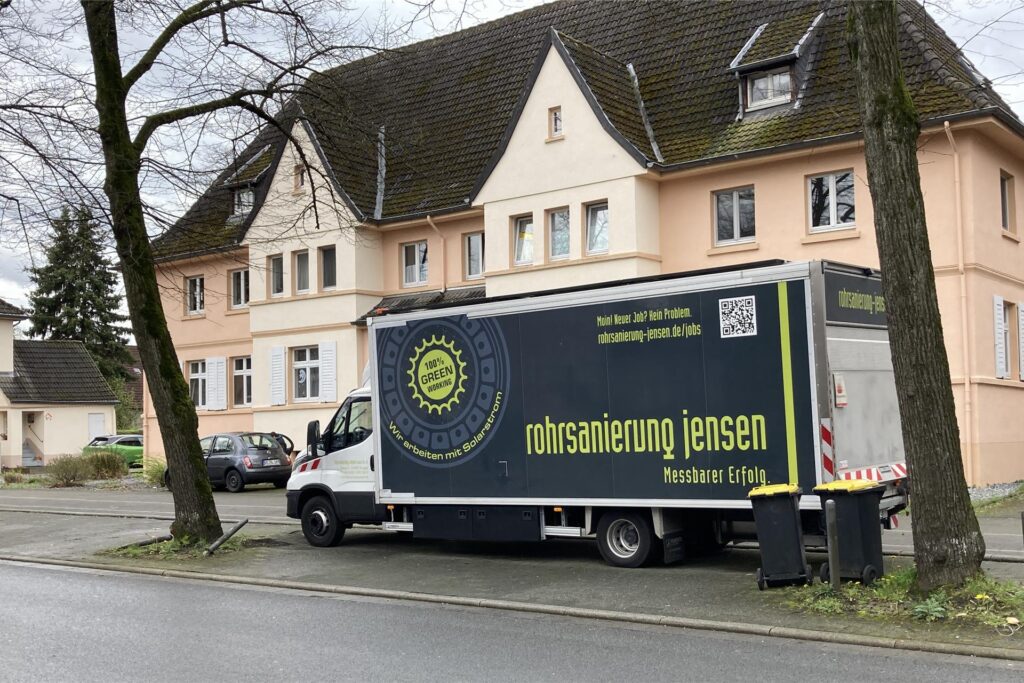 Die Spezialfahrzeuge für die Kanalsanierung im Schlauchliner-Verfahren stehen an der Brassertstraße bis Montagmorgen in den Parkbuchten. Die Spezialfahrzeuge für die Kanalsanierung im Schlauchliner-Verfahren stehen an der Brassertstraße bis Montagmorgen in den Parkbuchten.