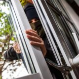 Einbrecher am Fenster