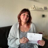 Isabella Fiedor zeigt den Telekom-Vertrag, den sie nie wollte und zu dem sie an der Haustür überredet wurde.