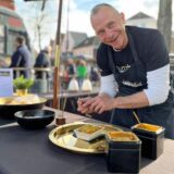 Ein Mann auf dem Streetfood-Festival Cheatday in Haltern.