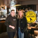 Das Bild zeigt die Geschäftsführerin des „Vetro“, Angela Philipps-Bernau (rechts), und ihre Tochter Charlotte Bernau im Innenbereich des italienischen Restaurants, in dem die BVB-Profis gerne speisen.