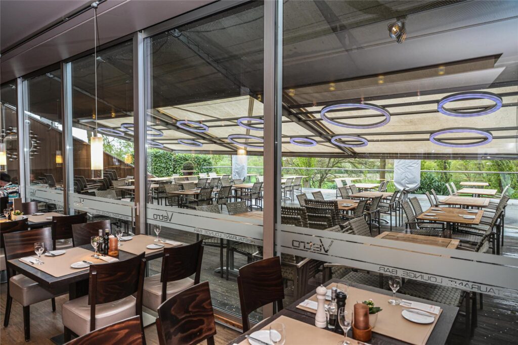 Charlotte Bernau plant ab Sommer 2024 zwei Mal im Monat ab 19 Uhr After-Work-Partys auf der Terrasse des Charlotte Bernau plant ab Sommer 2024 zwei Mal im Monat ab 19 Uhr After-Work-Partys auf der Terrasse des