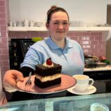 Konditorin Kamila Topor-Gondzik reicht in ihrem Recklinghäuser Café ein Stück Torte über die Theke.