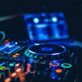 Illuminiertes DJ-Mischpult (Symbolbild)