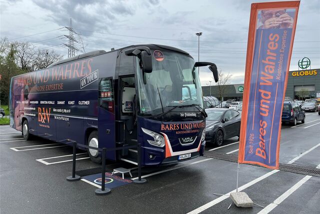 Ein Bus des Unternehmens „Bares und Wahres“ steht auf einem Parkplatz.