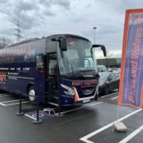 Ein Bus des Unternehmens „Bares und Wahres“ steht auf einem Parkplatz.