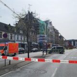 Flatterband auf dem gesperrten Kaiserwall in Recklinghausen. Im Hintergrund sind Fahrzeuge von Polizei und Feuerwehr zu sehen.