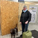 Döscher Denker ist mit ihrem großen Reisekoffer und Blindenhund unterwegs