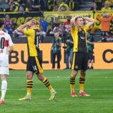 Nico Schlotterbeck fasst sich an den Kopf.