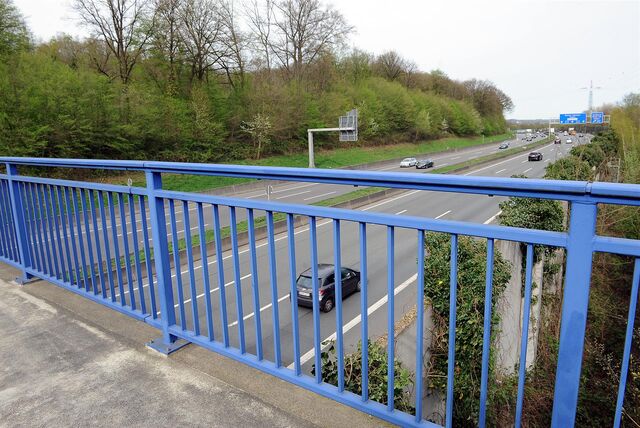 Die Fußgängerbrücke über die A1 in Westhofen: Hier war es am Freitagabend zu dem Steinwurf gekommen.
