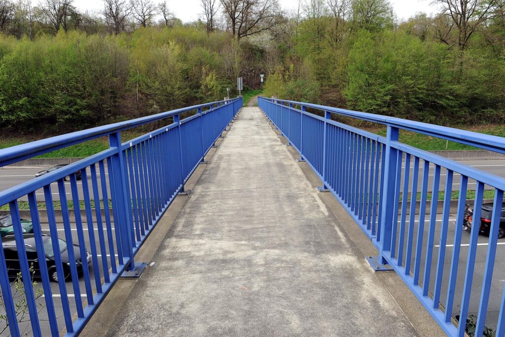 Der Fußgängerüberweg verbindet Westhofen mit dem Naturschutzgebiet Ebberg und führt einmal über die A1. Der Fußgängerüberweg verbindet Westhofen mit dem Naturschutzgebiet Ebberg und führt einmal über die A1.