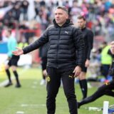 Jan Zimmermann streckt die rechte Hand aus.