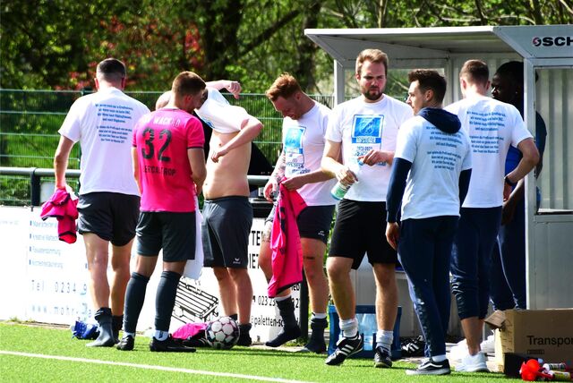 Der SV Wacker Obercastrop machte bereits am 7. April 2024 sein Meister-Stück in der Kreisliga B2 durch ein 9:0 beim SV Holsterhausen II. Die Wackeraner feierten mit Sekt und Bengalos.