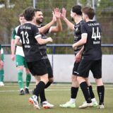 Die Vorentscheidung in Sinsen: Mert Tirkiz (2 v.r.) hat gerade zum 3:1 für den TuS 05 getroffen und nimmt die Glückwünsche entgegen.