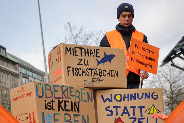 Ein Aktivist des Hamburger Aktionsbündnis gegen Wohnungsnot steht bei einer Kundgebung zum Ende des Winternotprogramms für Obdachlose