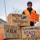 Ein Aktivist des Hamburger Aktionsbündnis gegen Wohnungsnot steht bei einer Kundgebung zum Ende des Winternotprogramms für Obdachlose