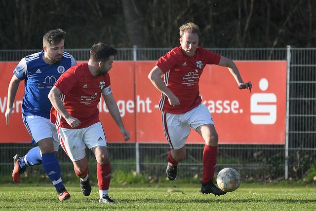 Zweimal legte der TuS Henrichenburg (rote Hemden, hier im Spiel gegen die SG Horneburg) einen Blitzstart hin und siegte am Ende mit 3:1 gegen den SC Marl-Hamm II.