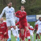 Der FC Lennestadt (rote Trikots), hier im Spiel bei Wacker Obercastrop, ist nicht mehr Westfalenliga-Schlusslicht.