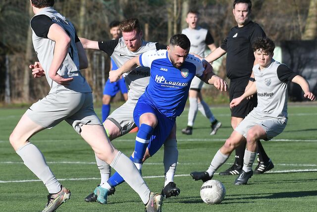 Abstiegskandidat CF Kurdistan Bochum (blaue Trikots) gewann überraschend beim Tabellenzweiten SC Weitmar 45.