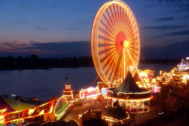 Die Fahrgeschäfte der Frühlingskirmes Düsseldorf sind auf dem Tonhallenufer aufgestellt.